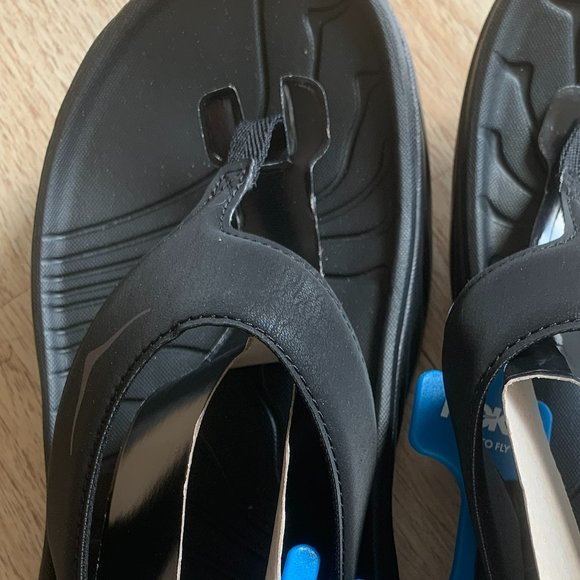 HOKA ONE ONE Women's Ora Recovery Flip Sandals Black/Dark Gull Gray 6 - Picture 2 of 3